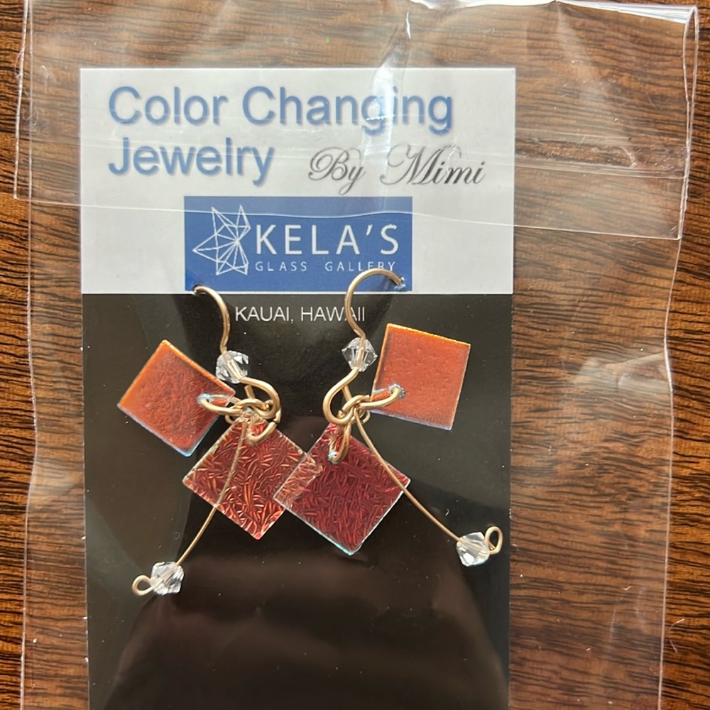 NWT Color changing jewelry by Kela - drop earrings